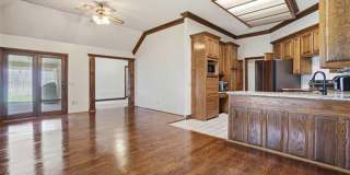 Beautiful 4 Bedroom Home with Pool – Available Now! Gallery 7