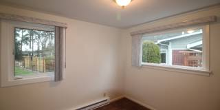 2 Bed 1 Bath - Excellent Condition - Pet Friendly - Large Fenced Yard Gallery 8