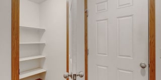 Charming 3BR Townhome in Lincoln Gallery 15