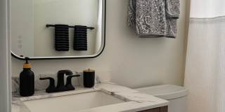 Ideal Duplex on NW Broadway with Parking Gallery 24