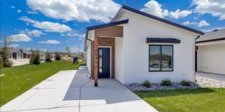 Beautiful Three Bedroom, Two Bathroom Gallery 1