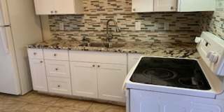 Midtown - Convenient Duplex - Move in Ready! Gallery 1