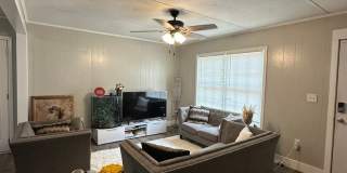 4 Bedroom, 2 bathroom home near Caterpillar Gallery 7