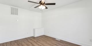 5015 Grayton Alley Gallery 104