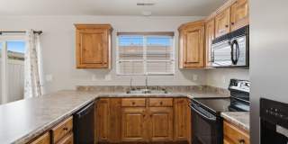 3 Bedroom Townhome in Prime Location! Gallery 1