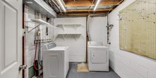 Updated 3+2.5 End Unit w/ 2 PARKING SPACES Gallery 33