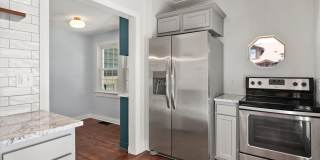 Beautiful 3BR house- perfect roommate set up! 1/2 price security deposit with qualified application Gallery 13