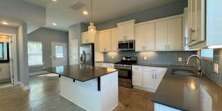 Great, modern 2 bedroom 2.5 bath available in South Austin! Gallery 10