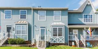 Spacious 3BR Townhome with Walkout Basement, Deck, Fenced Yard, Central A/C + Assigned Parking Gallery 1