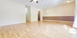 422 W Oak Street Gallery 6