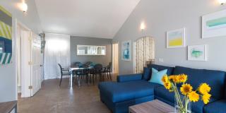 Gorgeous Upstairs unit with downtown view private deck Gallery 21