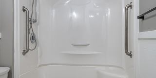 Elegant Renovation! HUGE 1 Bed 1 Bath Available Now! Gallery 7