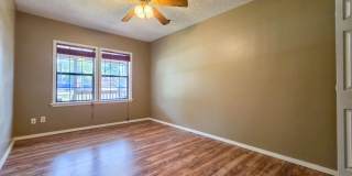 Charming 3 Bed 1.5 Bath home walkable to campus Gallery 10