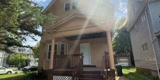 Charming Three Bedroom Townhouse! Gallery 1