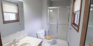 Spacious 3 bedroom w/ fenced yard Gallery 23