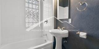 Beautiful Home with Washer/Dryer and Fenced Yard Gallery 10