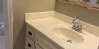 Spacious 4 Bedroom near Guilford College Gallery 16