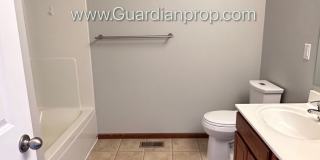 Spacious Eden Prairie Town Home, 2 Car Garage, Primary, 4 Baths, Fireplace Gallery 23