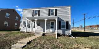 Spacious 2 Bed, 1.5 Bath Duplex Near Red Bridge Gallery 1
