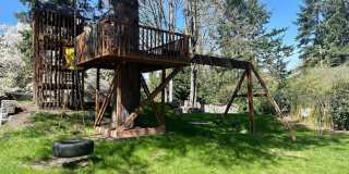 Charming 4 Bedroom Residence with Expansive Yard Gallery 30