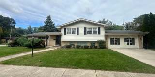 Spacious & Gracious Park Ridge Split w/Sub Bsmt. 4BR 3BA Gallery 1