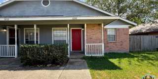 Cute & Cozy Duplex Nestled in a Prime Location, just five minutes from I35! Gallery 1