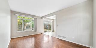 End Unit Three Bedroom Two and a Half Bath in North Naperville Gallery 5