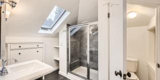 Beautiful Remodeled House with Fenced Yard in Maple Leaf Gallery 26