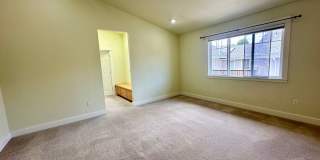 Spacious and bright 2 bed 2.5 bath Townhouse Gallery 17