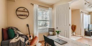 Beautiful 2 bed 1 bath Condo in Aurora Gallery 9