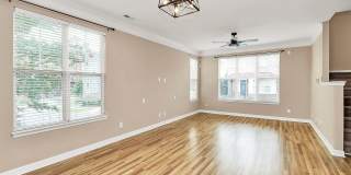 Beautiful End-Unit Townhome on a Prime Location! Gallery 4
