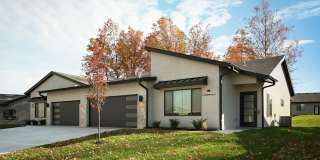 Stunning 2-bedroom, 2-bathroom, 2-car Townhome In Raymore MO Gallery 1