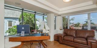 Exquisite Waterfront Gem. Gallery 28