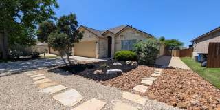 3/2 House / Easy access to I-35 / Fridge / Community Pool / CISD Gallery 1
