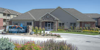 Lincoln Summit Falls Apartments & Townhomes Gallery 1