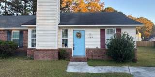 Adorable Duplex- Fenced Yard! Gallery 1