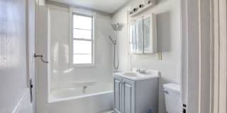 Newly Remodeled Spacious 3 Bedroom Apartment Gallery 16