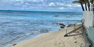Tropic Seas one bdrm., one bath apartment, Oceanfront property, by Diamond Head and Kapiolani Park! Gallery 1
