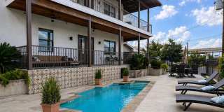 Gorgeous Condo minutes from The Pearl Gallery 1