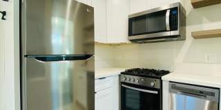 Stylish Santa Monica studio with w/d in unit, and private rear yard. Gallery 5