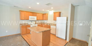 Pleasant Hill Townhome with 2-Car Garage, Walk-In Closets & Deck Gallery 3