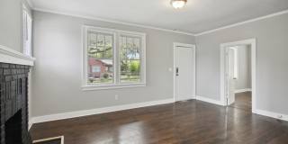 Large 2BR/1BA Downtown Home Walking Distance to Forsyth Park and Daffin Park Gallery 4