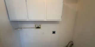 Fully Renovated 3 Bed 2.5 Bath Townhome w/ 1 Car Garage & Yard! Gallery 15