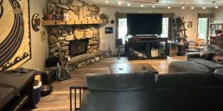 4 bedroom / 2 car garage / small dog on approval Gallery 3