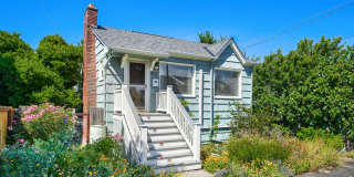 Charming 1bed/2bath Home with Lowel Level Bonus Room in West Seattle! Charming 1bed/2bath Home with Lowel Level Bonus Room in West Seattle! Gallery 1