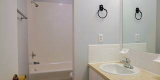 nice renovated 4 Bed 3 Bath Gallery 6