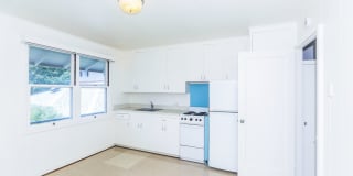 Waiola - upstairs 1 bedroom with 1 parking - window air conditioner in bedroom.. Gallery 8