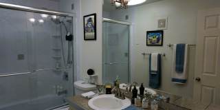 Furnished 2 bedroom Condo with view of Lake Union Gallery 32