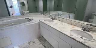 5600 Collins Avenue Gallery 27