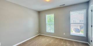 **OFFERING REFUNDABLE APPLICATION FEES** Fantastic 3BD, 2.5BA North Raleigh Townhome with Fenced Backyard in an HOA Community with Premier Amenities Gallery 18